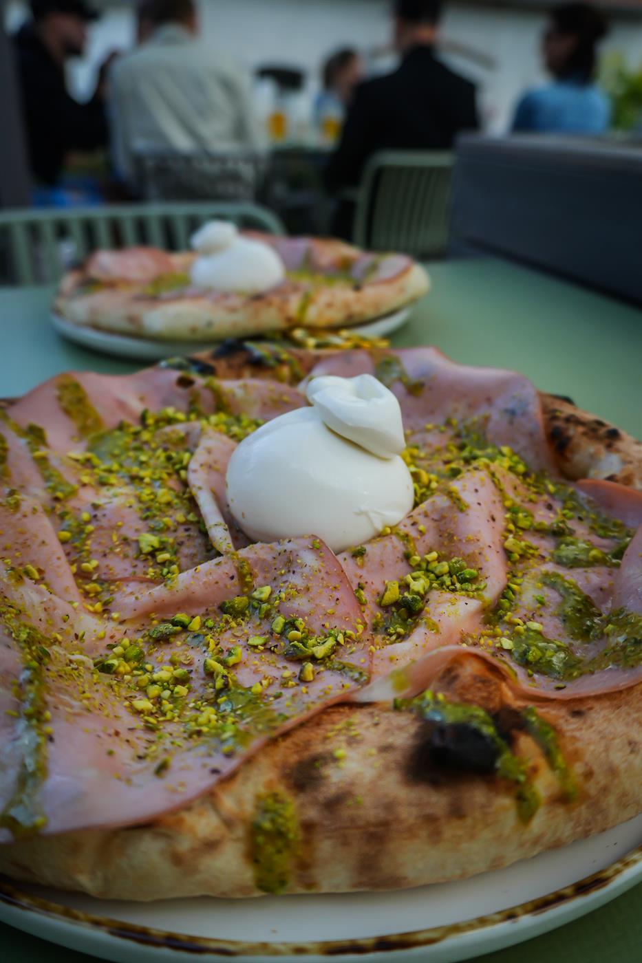 Pizza s mortadellou, burratou a pistáciemi