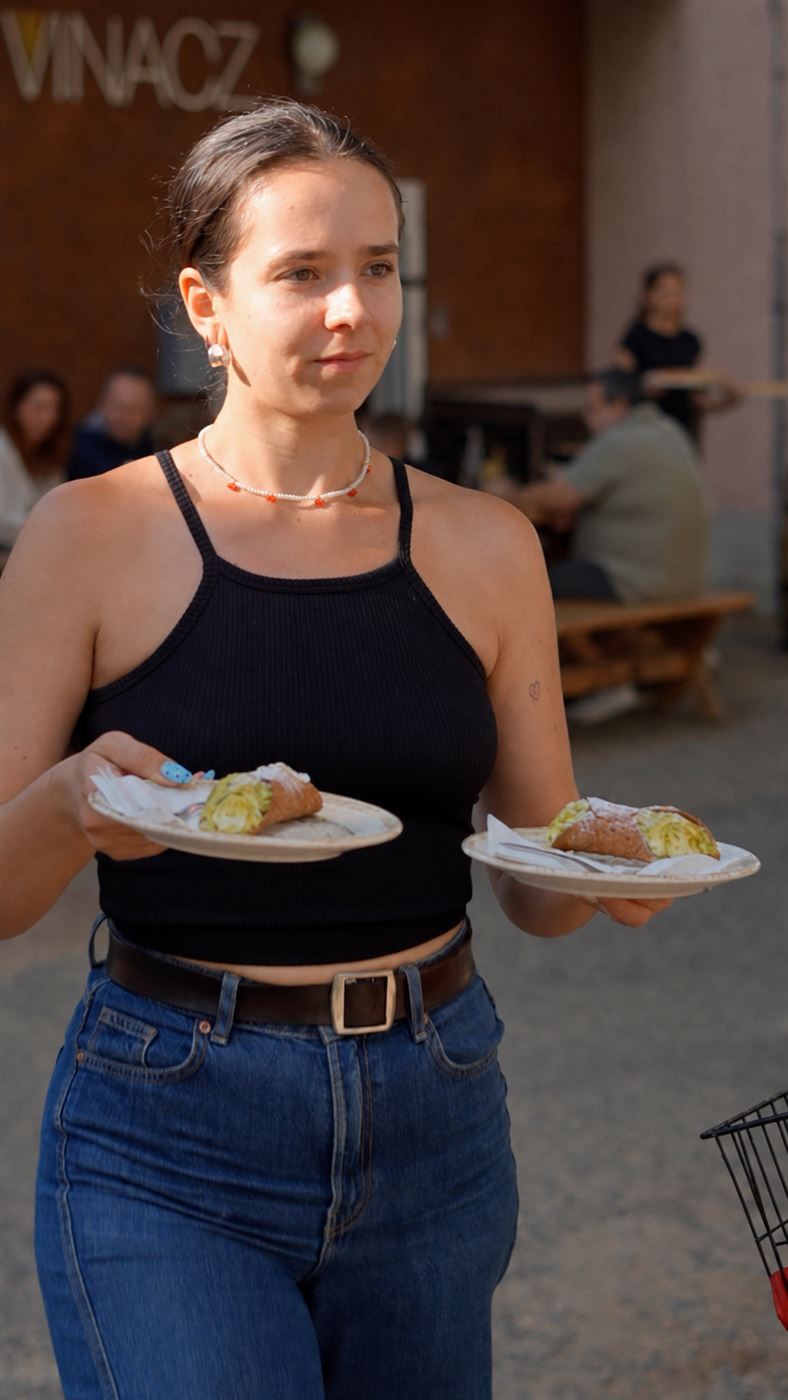 Natálka nese dva talíře s cannoli